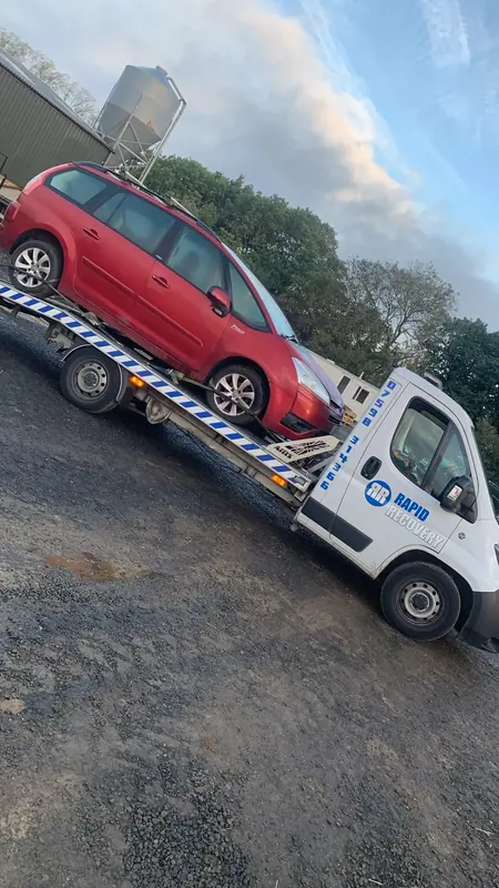 Rapid Recovery truck carrying a vehicle in Northamptonshire